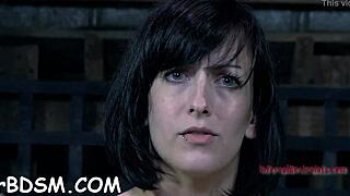 Abriendo su coño de par en par para un polvo salvaje esta noche.