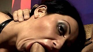 Brunetka prosí o môj tvrdý kurac teraz! Nemôže čakať!