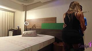 أوه، لا أستطيع حتى... قيادة أوبر مع إيفلين فرازاو، نيك ذلك الشاب 18+ خام!