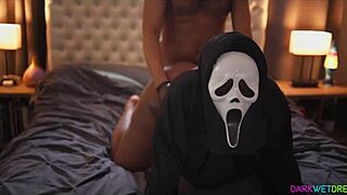 यह चब्बी एबोनी जोड़ा कॉस्प्ले कॉस्ट्यूम में राइडिंग और हार्ड फकिंग करते हुए देखकर मैं कंपकंपा रहा हूँ