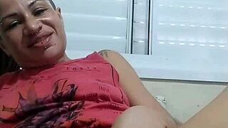 كسي خفق بقوة بينما زوجي بعيداً، اللعبة الجنسية أنقذتني