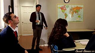 Vacker tonårstjej 18+ rider hård kuk efter skolan i erotisk rollspelsscen.