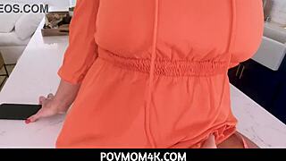 अरे, देखो मैं इस बड़े हार्ड लंड को चूस रही हूं, स्टीपसन!