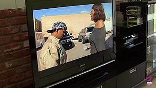 एबोनी बीबीडब्ल्यू मसिव लंड डॉगी स्लैम गैरेज में चाहती है