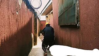 क्या तुमने मुझे पड़ोसी की बेटी के साथ आउटडोर सेक्स के लिए छुपते हुए देखा?