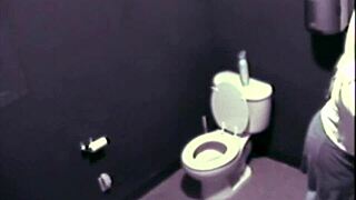 Blonde babe vinger haar kut in openbaar toilet