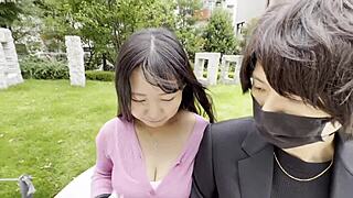 เฮ้ย ดูสาวหน้าอกใหญ่ใช้มือและหน้าอกเล่นเซ็กส์สุดๆ!