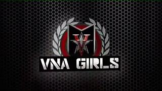 La cougar formosa Vicky Vette mostra figa grossa e capezzoli gonfi