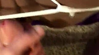 ياه، زب أبيض كبير يضرب الميلاف السوداء الدمية بقذف ساخن!