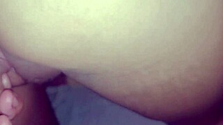 अपने बॉयफ्रेंड के विशाल लंड पर सवार, दिया की बड़ी गंद पागलों की तरह उछलती है! 😍