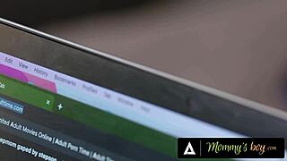 妈妈男孩揭露Dee Williams肮脏肛门张开秘密震惊现实