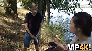 Mlada rjavolaska jezditi gladki kurac v divji cowgirl akciji.