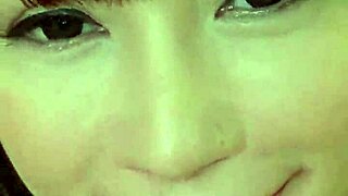 Som japonská dievka s veľkými cicmi, masturbujem svoju obrovskú pičku na kamere, ups, myslím cicmi