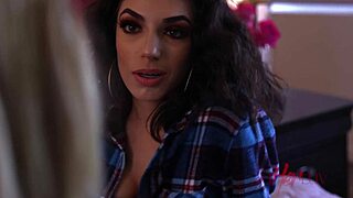 AllHerLuv.com - Début lesbien avec aperçu de ciseaux