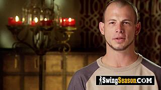 زوجان متزوجان يغوصان في متعة أورجي سوينغر مجنونة