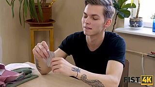 Süße Babe giert nach hartem Schwanz und Faust auf dem Schreibtisch