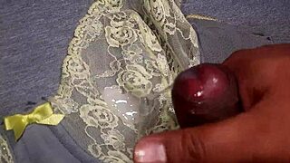 Masturbacija z prijateljicino seksi spodnjim perilom. Včasih mi ga posodi za umazan zaključek!