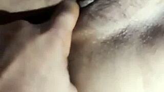 भारतीय जोड़ा लाइव ब्रॉडकास्ट में गर्म चूत चाटकर शुरू करता है