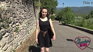 Уау, как Amandine позволява на Marie да я води в див френски 3some с анал!