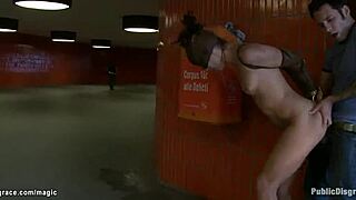 Deutsche Schlampe gedemütigt und hart von Monsterschwanz in der Öffentlichkeit gefickt