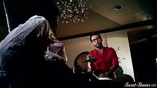 ابنة زوجي الثدي الكبير تتعرض للضرب بقوة في غرفتها الليلة