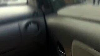 Jeg striper trusa i bilen for å onanere på gata.