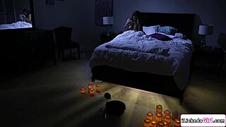 Store patter lesbisk kys og facesitting petite voksen latina