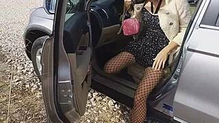 Pišanje iz prtljažnika na prometnoj ulici u javnom šou sa suknjom