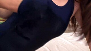 Veľmi rozkošná japonská dievka dráždená v plavkách na divoký prvý fuck