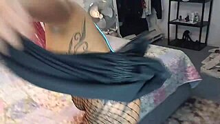 أشعر بحرارة شديدة وأنا أشاهد استمناءها و قذفها