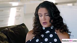 Model lesbian ebony freacă pizda cu antrenoare milf busty în sesiune scissoring fierbinte