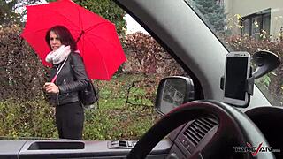 Fransk pige rider fremmed i van for intens fisse-punding