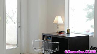 Ljubke lezbijke ližejo pičke v intimni igri