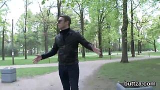 Perfekte zierliche 18+ Schlampe lässt sich ihre geile Muschi und ihr enges 18+ Arschloch hart dehnen