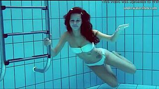 Se på de hede patter og barberede fisse under vandet i poolen