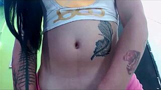 فتاة متحولة جنسياً في ملابس داخلية وردية على الكاميرا