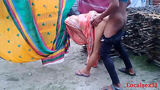 Desi indisk bhabi knuller hardt utendørs
