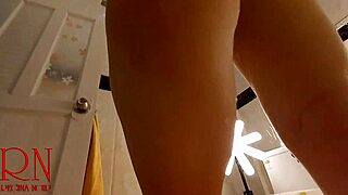 ربة منزل بدون بنطال تفتن السباك لفعل ساخن في المطبخ