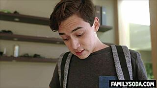 Заварена майка и заварена сестра облекчават топките на заварения син заедно. Мамка му, горещо е! 😈