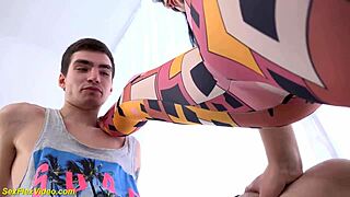 Åh gud, söt flexibel ung 18+ tjej spräckt bred på hans kuk 😍