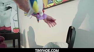 Wow, liten 18+ hore håndterer store jenteleketøy med Charles Dera