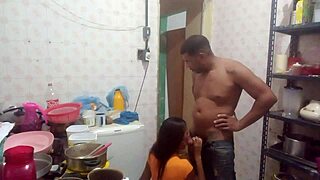 Mostohalány dugja a mostohaapát, amíg anya dolgozik