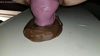 אישה שמנה שיעירה טבעית מפערת כוס עם צעצוע דרקון רע