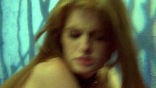 זוג צעיר מזדיין חזק בחדר האחורי של הבר