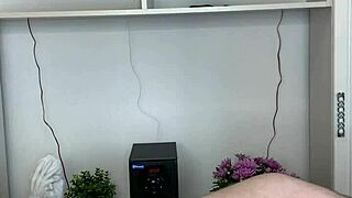 Fata fierbinte lustruieste pula tare în acțiune fierbinte