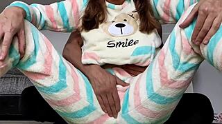 hej očim, zakaj dražiš moje majhne joške tako močno?