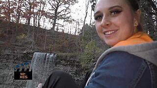 Vay, sarışın şelale yanında derin boğaz yapıyor, neredeyse yakalanıyor!