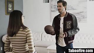 Гики девственица взета от атлет! 😍