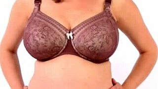 Terhes modell ápoló melltartókban. Nem meztelen fotózás hangulat.