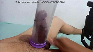 Twink Jepun hisap kontol dengan nafsu kuat dalam gaya anime.